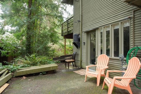 Mercer Island Apartment in the Woods, Pets Allowed Condo in Mercer Island