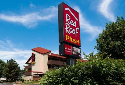 Red Roof Inn PLUS+ St. Louis - Forest Park / Hampton Ave. Hôtel in southwest garden
