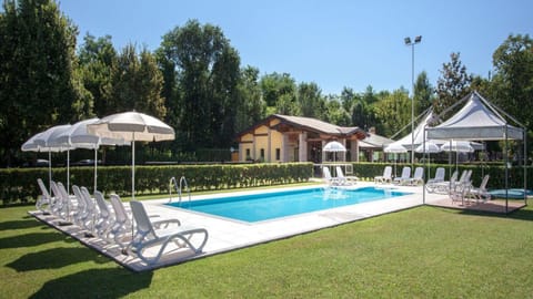 Restaurant/places to eat, Garden, Garden view, Pool view, Swimming pool, sunbed
