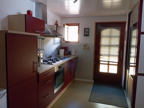 Coffee/tea facilities, Kitchen or kitchenette, oven, pet friendly, stove, kitchen