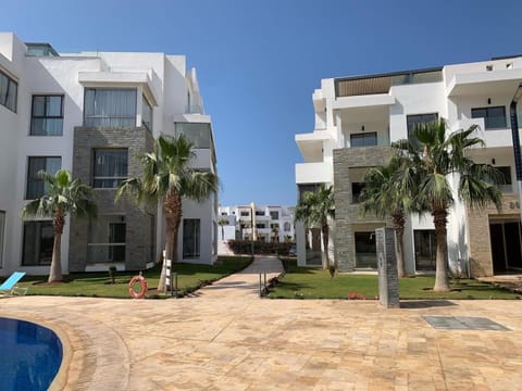 Très haut standing piscine, plage + Netflix Condominio in Agadir