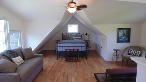 Photo of the whole room, Bedroom