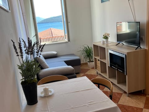 Communal lounge/ TV room, TV and multimedia, Seating area, Dining area, Sea view, minibar