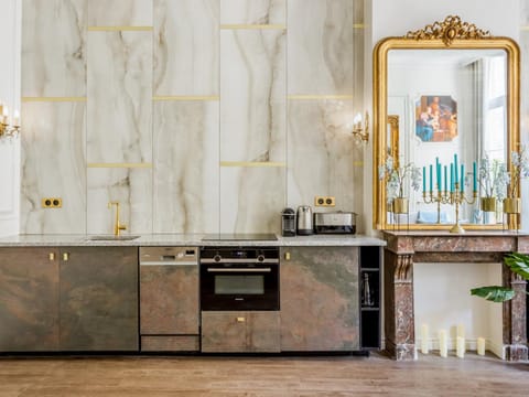 Coffee/tea facilities, Kitchen or kitchenette, oven, stove, toaster