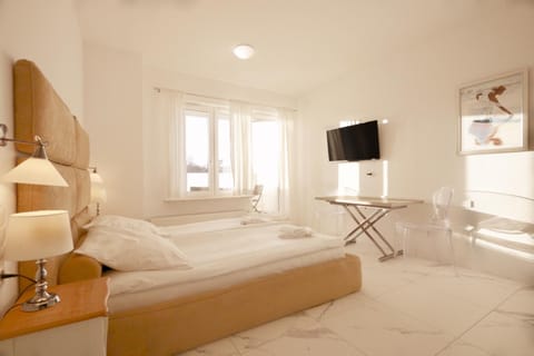 Bed, TV and multimedia, Photo of the whole room, Seating area, Evening entertainment, towels