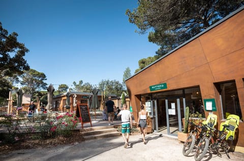 Huttopia Forêt de Janas Campingplatz /
Wohnmobil-Resort in La Seyne-sur-Mer