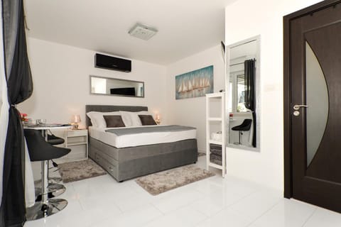 Bed, TV and multimedia, Seating area, Bedroom