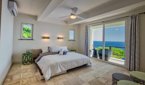 Villa Topaz Above West Bay with 360 Degree Views! Chambre d’hôte in West Bay
