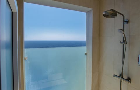 Villa Topaz Above West Bay with 360 Degree Views! Chambre d’hôte in West Bay