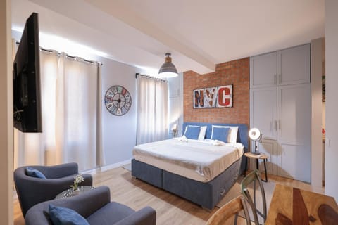 Bed, TV and multimedia, Living room, Seating area, Bedroom