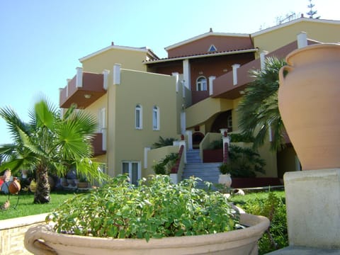 Property building, Facade/entrance, Day, Summer, Garden