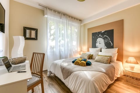 Bed, TV and multimedia, Photo of the whole room, Decorative detail, Seating area, Bedroom