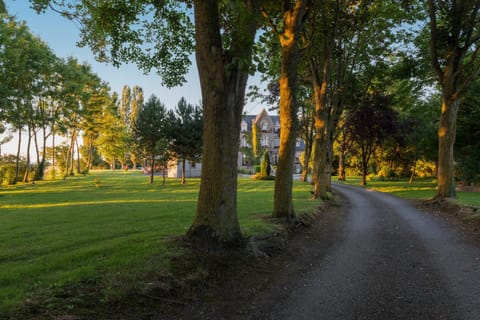 Property building, Facade/entrance, Garden, Garden view