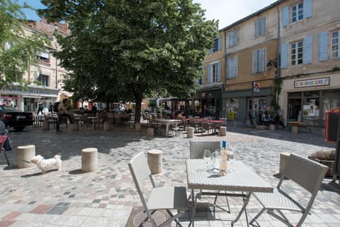 La Place, Clim - Double Terrasse House in Arles