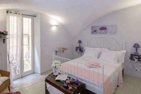Bed, Photo of the whole room, Decorative detail, Bedroom
