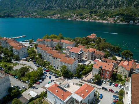 Property building, Nearby landmark, Day, Neighbourhood, Natural landscape, Bird's eye view, City view, Mountain view, Sea view, Street view, Location, Parking