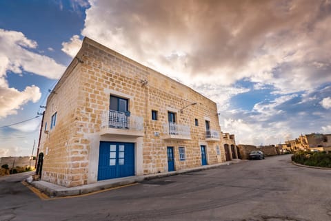 Property building, Facade/entrance, Day, Winter, On site