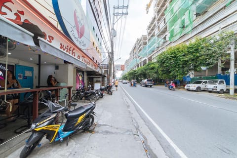 Property building, Day, Neighbourhood, Street view, Parking