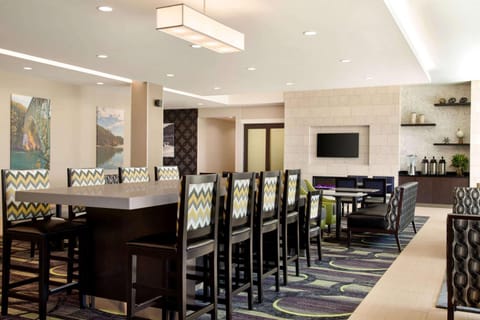 La Quinta Inn & Suites by Wyndham Burlington Hotel in Mount Vernon
