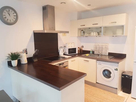 3 Bed Luxury Town Center Apartment with 50 inch 4K TV (Netflix & NowTV Ent. Pass) Wohnung in Northampton