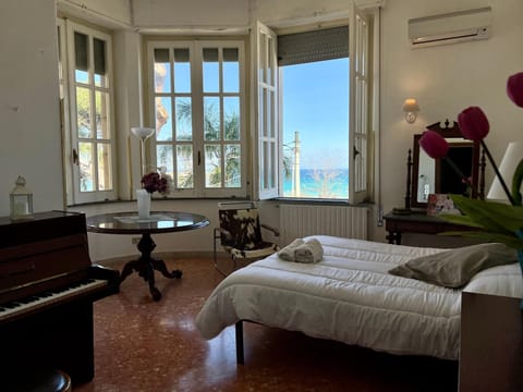 Bed, Natural landscape, Photo of the whole room, Bedroom, Sea view, air conditioner