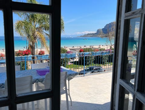 Natural landscape, Balcony/Terrace, Dining area, Beach, Mountain view, Sea view