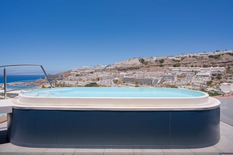 City view, Sea view, Swimming pool