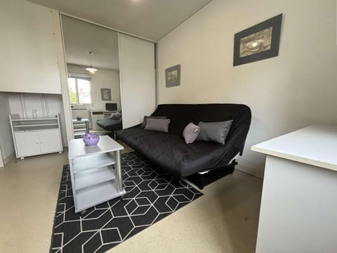 Charmant Studio RDC à La Rochelle, Près de la Gare et Commerces, Parking Privé - FR-1-246-489 Apartment in La Rochelle