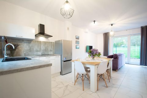 Kitchen or kitchenette, Dining area, pet friendly, stove