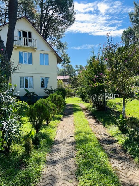 Property building, Day, Natural landscape, Garden, Garden view