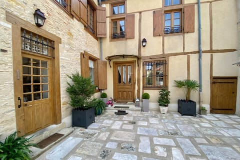 Patio, Facade/entrance