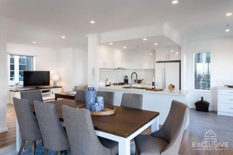 Exclusive Stays - Boulevard Penthouse Condo in Southbank