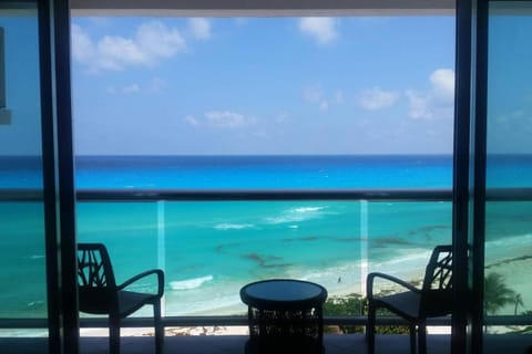Cancun, Ocean Dream, Beautiful Aparment, Heart of the Hotel Zone Condominio in Cancun