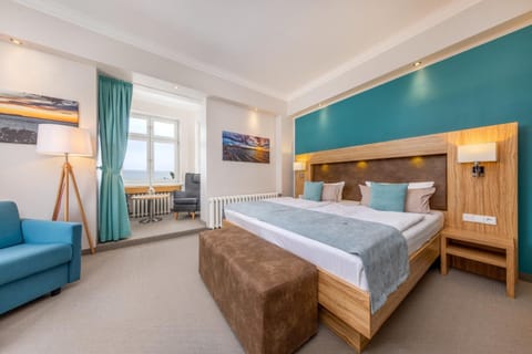 Bed, Photo of the whole room, Seating area