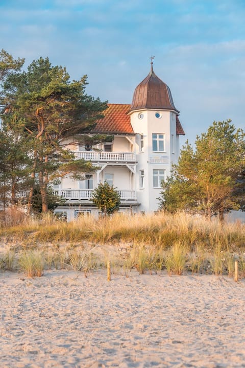 Property building, Facade/entrance, Day, Beach, Beach, On site, Sea view