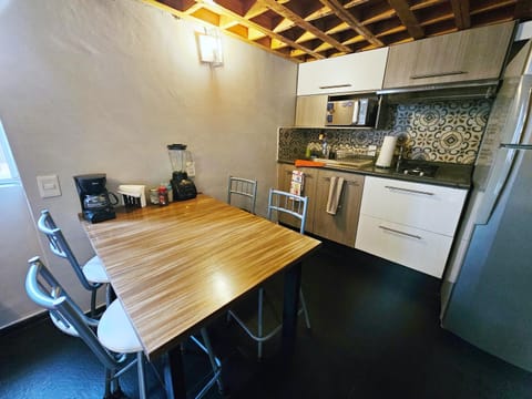 Coffee/tea facilities, Kitchen or kitchenette, Dining area, oven, stove