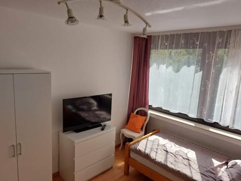 Bed, TV and multimedia, Photo of the whole room, Bedroom