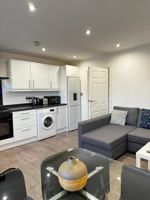 Hatton apartments HEATHROW AIRPORT- FREE parking-Free underground to and from Heathrow Airport Hatton Cross SEE picture-SEE LONDON fast Hatton cross to central London 30min Condominio in London Borough of Hounslow