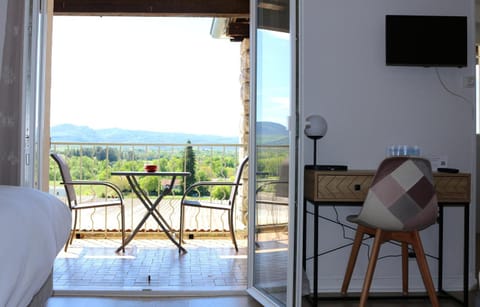 Patio, Communal lounge/ TV room, Day, Natural landscape, TV and multimedia, View (from property/room), Balcony/Terrace, Photo of the whole room