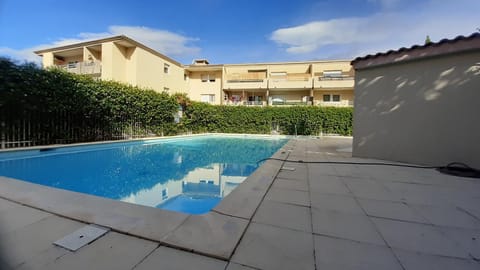 Appartement Terrasse panoramique Piscine Apartment in Lattes