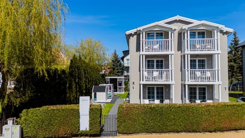 Property building, Spring, Day, Natural landscape, Garden, Garden view