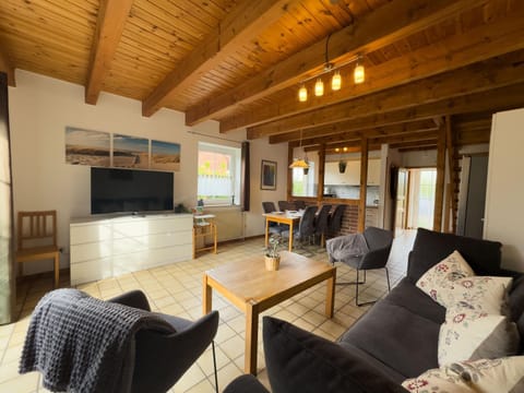 TV and multimedia, Living room, Seating area, Dining area, kitchen