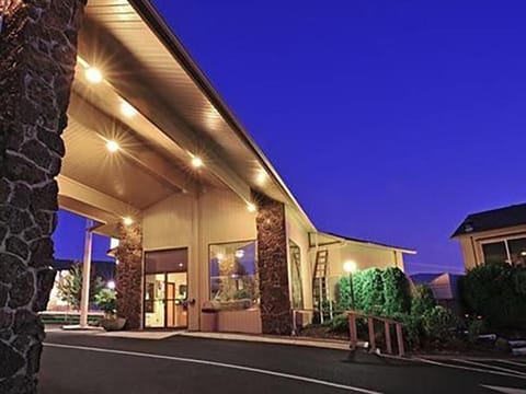 Red Lion Inn & Suites Grants Pass Hotel in Grants Pass