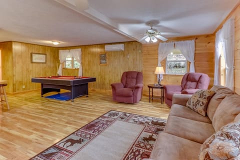 4 Bed 2 Bath Vacation home in Whittier House in Swain County