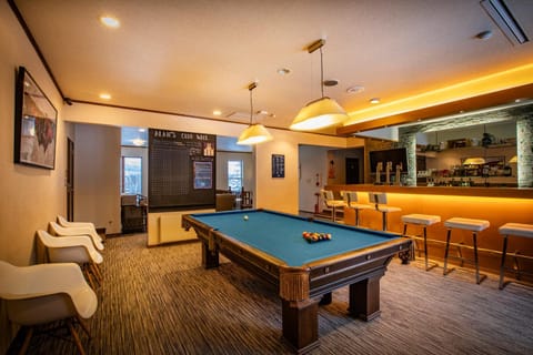 Billiard, Lounge or bar