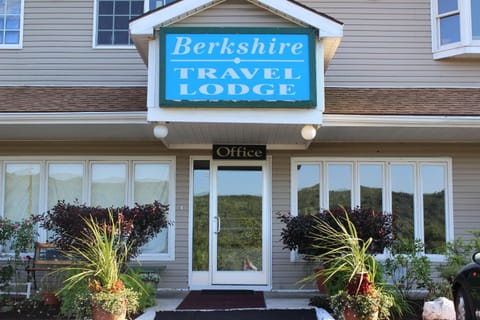 Berkshire Travel Lodge Motel in Berkshires
