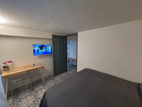 Bed, TV and multimedia, Photo of the whole room, Bedroom