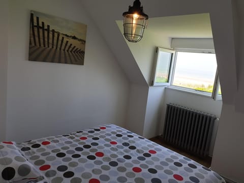 Photo of the whole room, Bedroom, Sea view