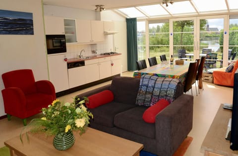 Kitchen or kitchenette, Living room, Seating area, Dining area