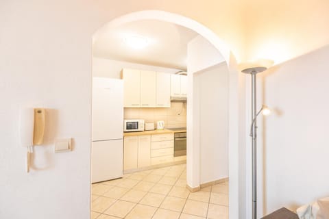 Kitchen or kitchenette, dishwasher, oven, pet friendly, stove